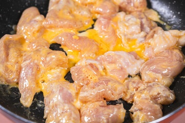 フライパンで焼く鶏むね肉　ピカタ作り