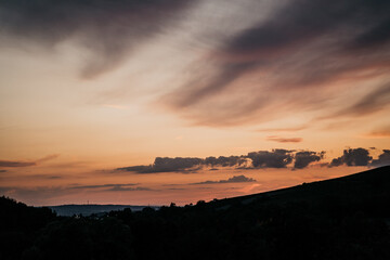 Wolken am Himmel bei wunderschönem Sonnenuntergang