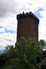 L'imposant donjon de la forteresse de Polignac