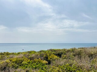Obraz premium Rocky coastline, ocean horizon, rocks at the ocean, cliffs
