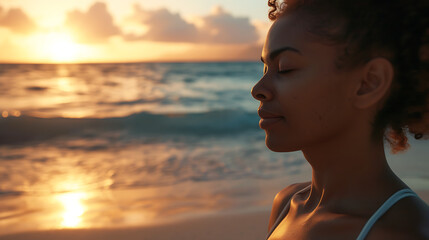 Mulher jovem praticando ioga em uma praia isolada ao pôr do sol com o oceano ao fundo - obrazy, fototapety, plakaty