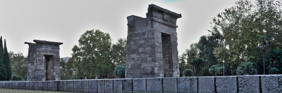 Templo de Debod en Madrid, Espa&ntilde;a. Vista panor&aacute;mica  Monumento hist&oacute;rico egipcio