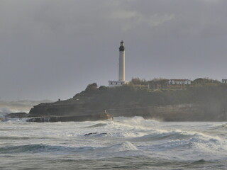 Phare sur un rocher en bord de mer
