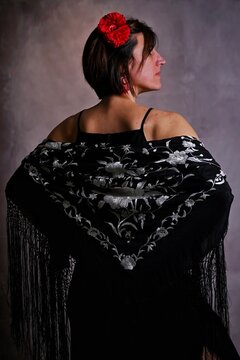 Mujer con mant&oacute;n de Manila