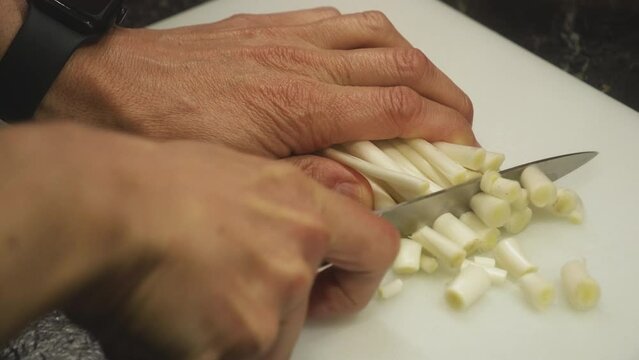 En la cocina cortando unos vegetales frescos de la huerta