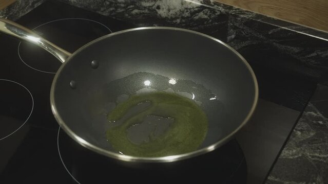 Sarten con aceite en su temperatura optima para cocinar unos vegetales frescos de la huerta