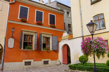 Fototapeta na wymiar a cozy courtyard in a European city. Lviv, Ukraine