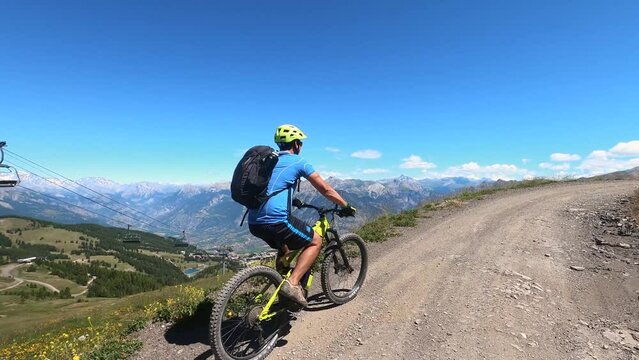 Homme sportif faisant du v&eacute;lo en montagne l'&eacute;t&eacute;- V&eacute;lo VTT &eacute;lectrique