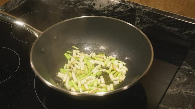 Cocinando una rica comida de vegetales en el wok