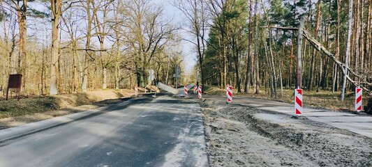 Budowa nowej drogi w terenie leśnym.