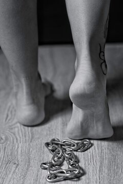 Pies dejando atr&aacute;s unas cadenas
