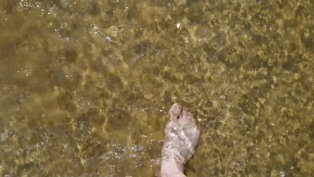 Stopy w wodzie nad oceanem/morzem