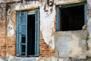 Fototapeta na wymiar blue window in an old building in ruins in the city of São Paulo. Old tenements in the city.