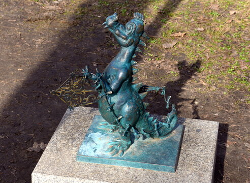Smok co krok czyli smoczy szlak w Krakowie. Pierwsza trasa spacerowa i gra miejska tropem miniaturowych figur smok&oacute;w. Projekt z budżetu obywatelskiego. Krak&oacute;w, Małopolska, Polska, Europa