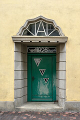 Denkmalgeschützter Hauseingang mit ornamentaler Fenstergestaltung in der Altstadt von Güstrow -...