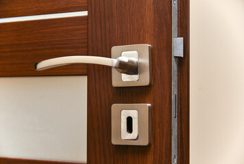 Obraz premium Door handle and keyhole on new wooden doors