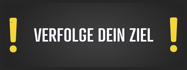 Verfolge dein Ziel. Eine schwarze Tafel mit weissem Text. Illustration mit Grunge Textstil.