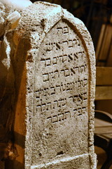 Grabstein auf dem Terrain der Großen Synagoge