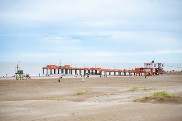 Fototapeta na wymiar Muelle en la playa de San Clemente del Tuyú, Argentina