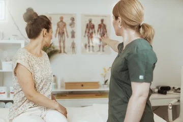 Lichtdoorlatende gordijnen Schoonheidssalon female massage therapist conduct educational training