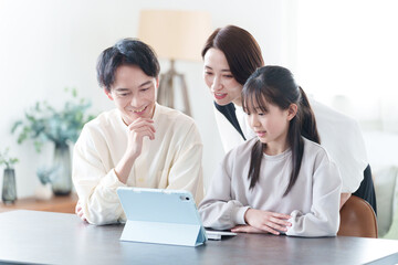 タブレット　家族　親子