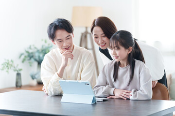 Obraz premium タブレット 家族 親子