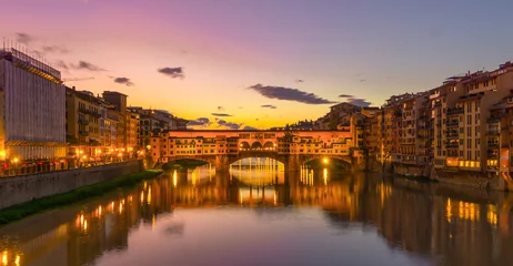 Photo sur Plexiglas Ponte Vecchio Ponte Vecchio over Arno River sunrise in Florence Italy.