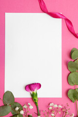 Kartka papieru w ramie z naturalnych kwiatów. Na różowym tle z miejscem na tekst.  - obrazy, fototapety, plakaty