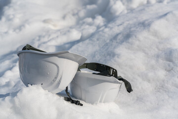 雪の上に置かれた2つのヘルメット