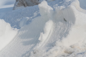 除雪車にえぐられた雪の跡