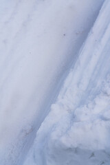 雪についた、何かの線