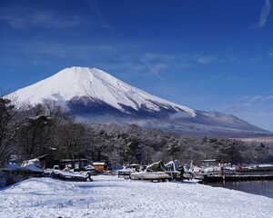 山中湖湖畔と世界遺産富士山の雪景色　
