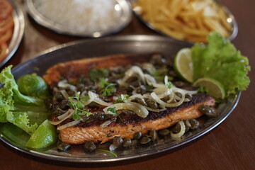 Prato de Salmão com Alcaparras