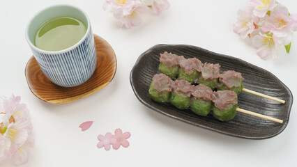 和菓子の草団子と緑茶と桜