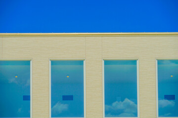 青空とビルの窓