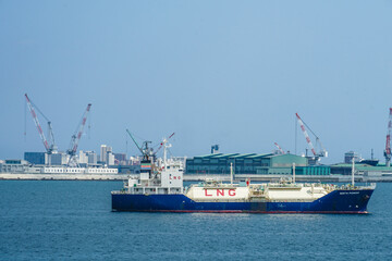 港に停泊するLNGタンカー
