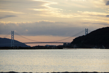 海と橋と夕焼け
