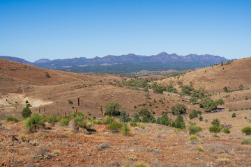 Fototapeta na wymiar Vista of the Flinders Ranges and Wilpena Pound as seen from the Hucks lookout