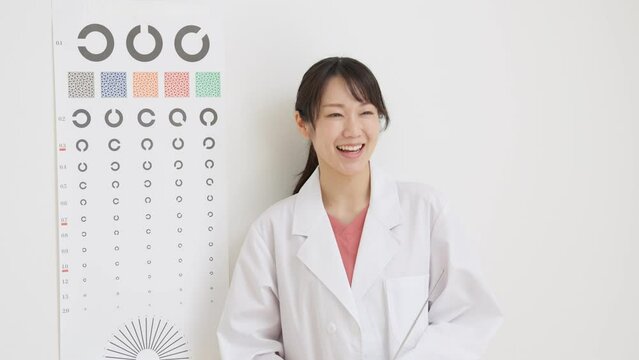 視力検査をする眼科医師