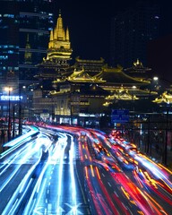 中国上海静安寺夜カラフル自動車車道　
