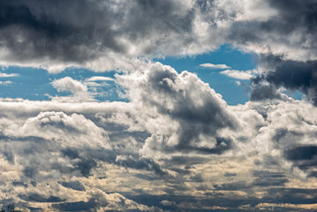 Teleaufnahme von zerzausten Wolkenfetzen bei extremen Luftturbolenzen und aufbrechender Wolkendecke...