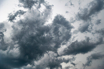 Dramatischer grau-weißer Wolkenhimmel mit Sturmbewölkung und vorüberziehenden Wolkenfetzen eines schweren Unwetters