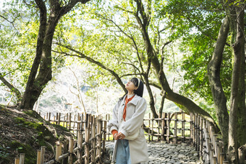 Fototapeta premium 公園にいる女性