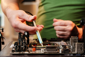 Man applies thermal paste to the CPU