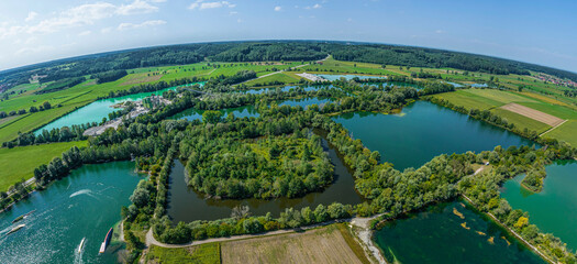 Ausblick auf eine renaturierte Baggersee-Landschaft im Mindeltal bei Thannhausen in Schwaben
