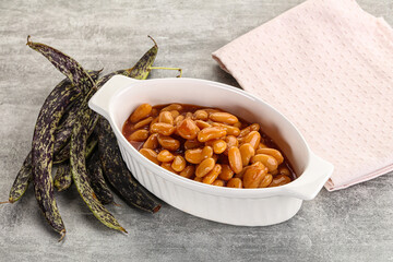 Canned white bean in tomato sauce