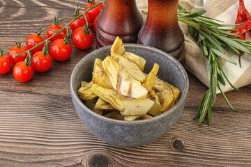 Grilled artichoke marinated in oil