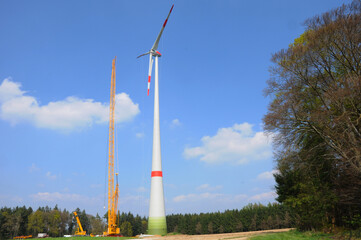 Windrad, Windradreperatur,Schwerlastkran vor einem Windrad