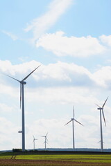Windkraft, Windrad,  Feldlandschaft