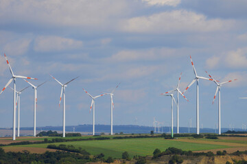Windkraft, Windrad,  Feldlandschaft